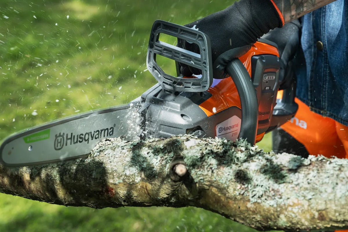 Husqvarna 215i Tronçonneuse à batterie - 30 cm avec batterie et chargeur