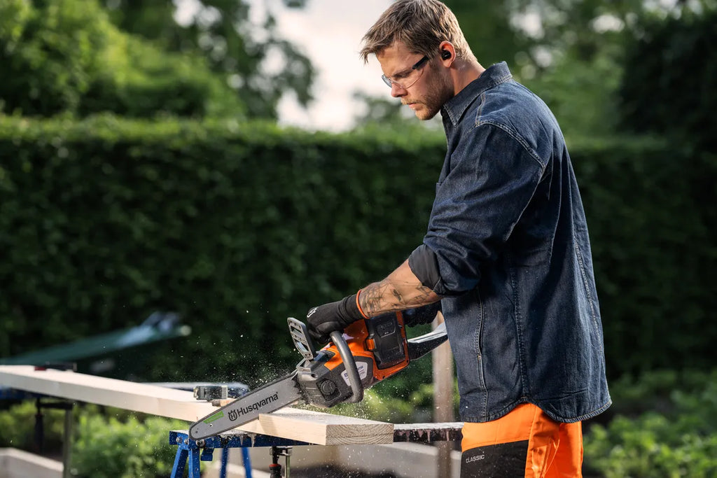 Husqvarna 215i Tronçonneuse à batterie - 30 cm avec batterie et chargeur