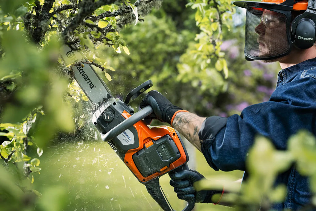 Husqvarna 215i Tronçonneuse à batterie - 30 cm avec batterie et chargeur